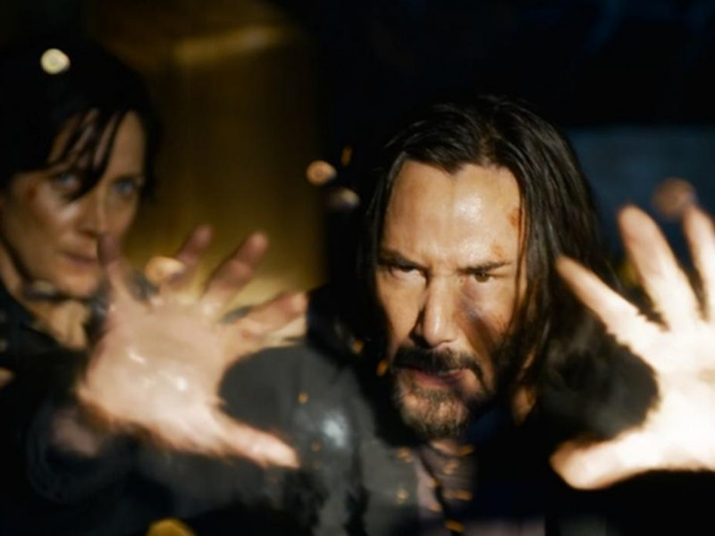 Keanu Reeves a sărit de 20 ori de pe o clădire pentru noul film „Matrix”