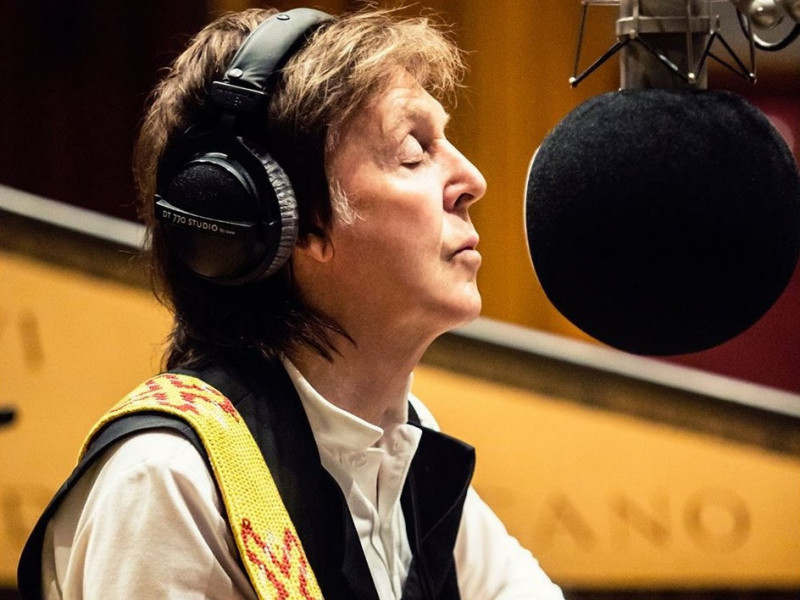 Paul McCartney hipnotizează o actriţă celebră în noul lui videoclip