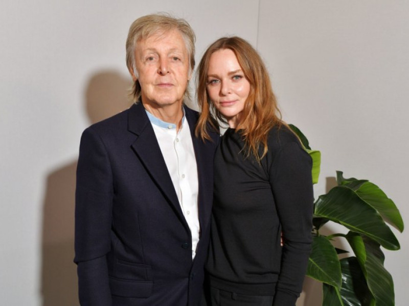 Paul McCartney, alături de Stella, fiica lui. Creatoarea de modă şi-a prezentat la Paris cea mai recentă colecţie 