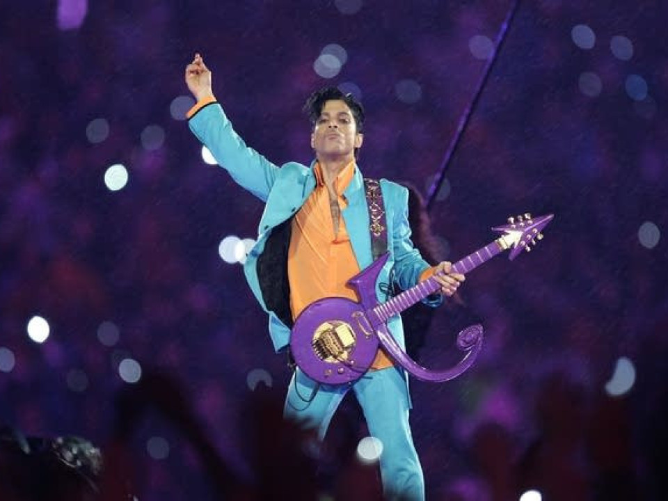 5 ani de la moartea lui Prince şi 10 melodii care ne amintesc de Puştiul fantastic din Minneapolis