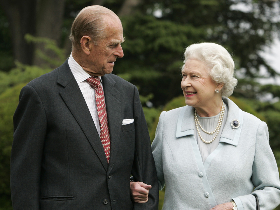 Omagiul emoţionant pe care Regina Elisabeta i l-a adus Prinţului Philip în ziua în care acesta ar fi împlinit 100 de ani 