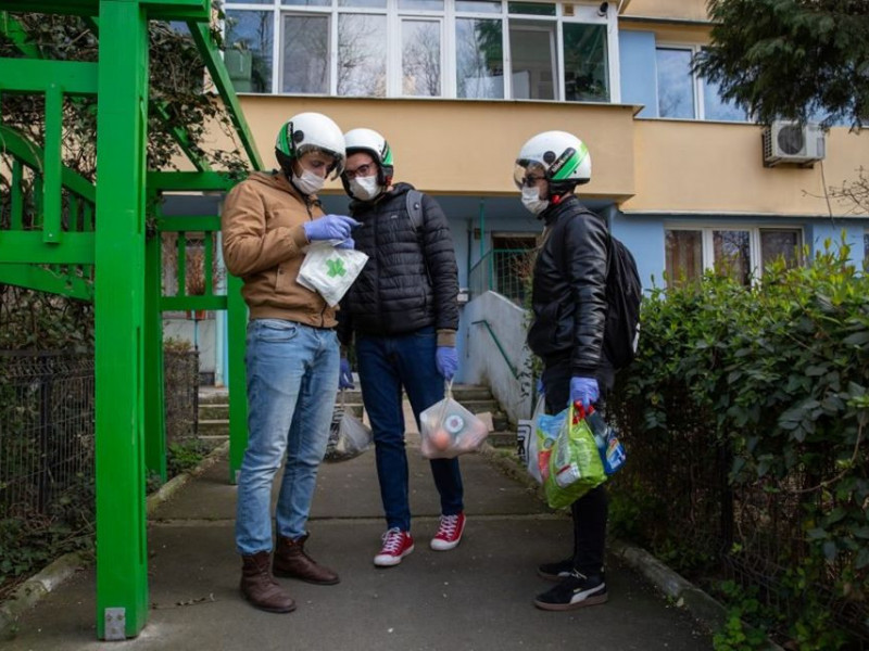 Studenţii de la Facultatea de Construcţii din Bucureşti fac cumpărături pentru bătrâni şi persoane vulnerabile 