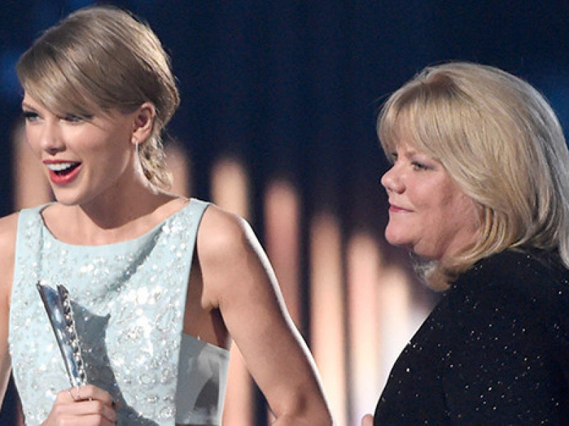  Taylor Swift a vorbit despre boala mamei sale 