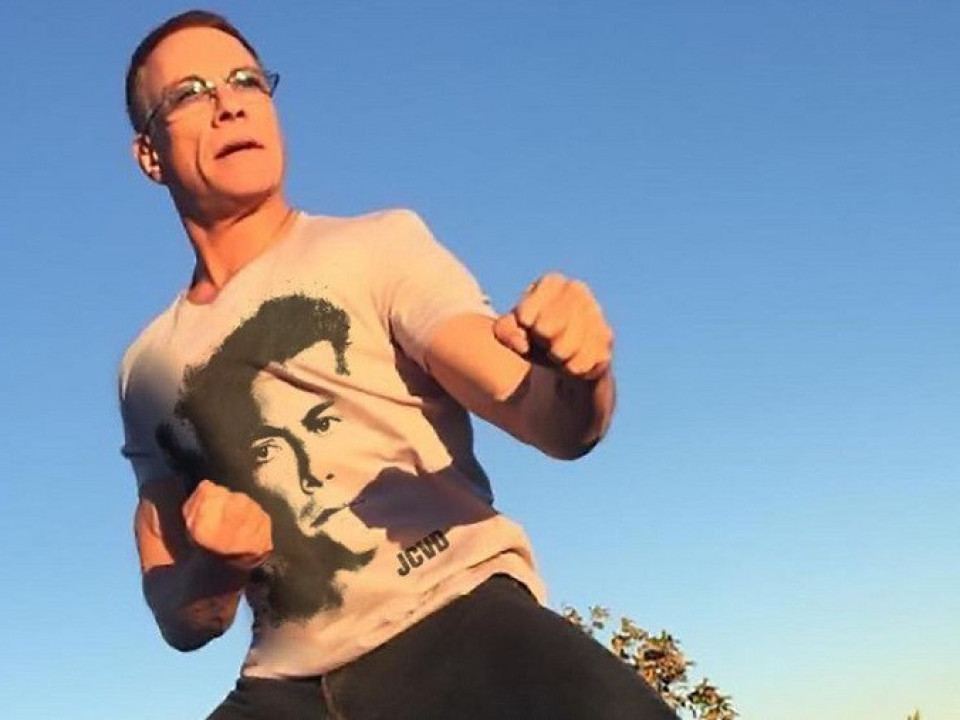 Jean-Claude Van Damme dansează pe un hit românesc şi face show 