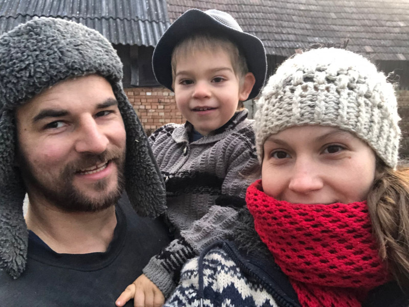 Viața la țară: familia de români care a dat Anglia pe un sat din Mureș