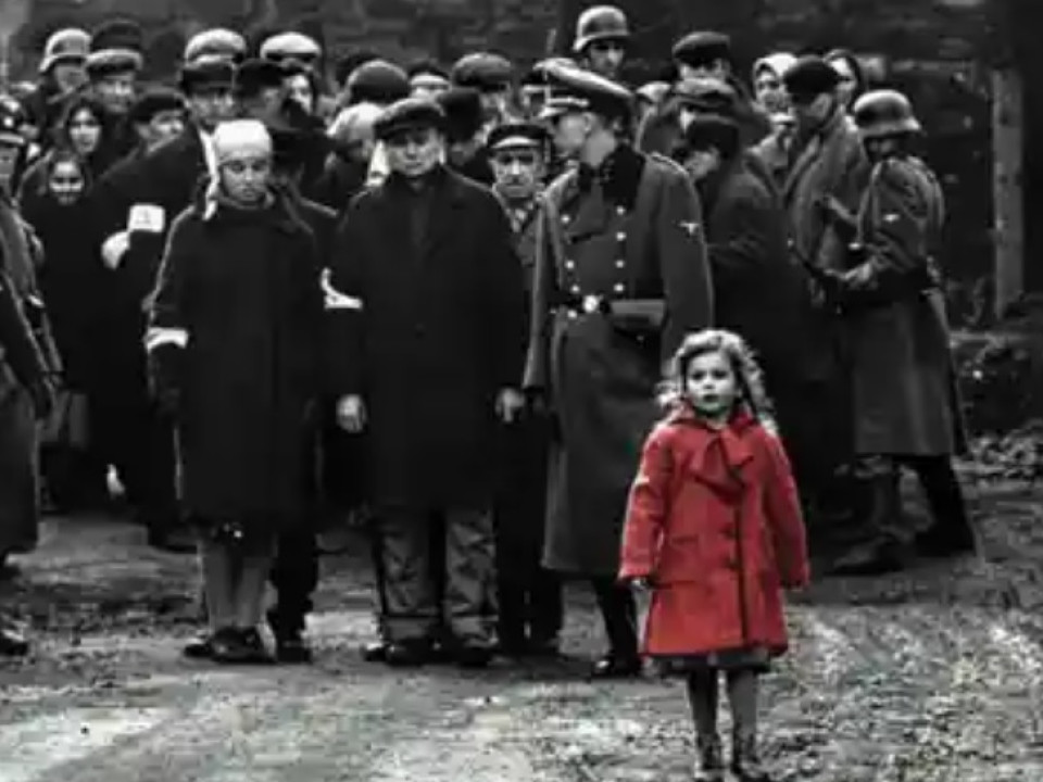 Fetiţa cu palton roşu din filmul “Lista lui Schindler” ajută acum refugiaţii ucraineni - “Am văzut-o pe această fetiţă cu palton roşu în fiecare copil din Ucraina”