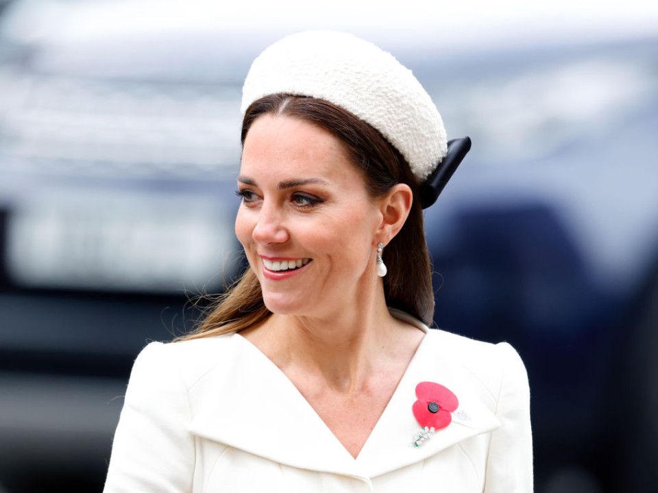 Kate Middleton, apariţie elegantă într-o ţinută veche de 7 ani, accesorizată cu cerceii Prinţesei Diana