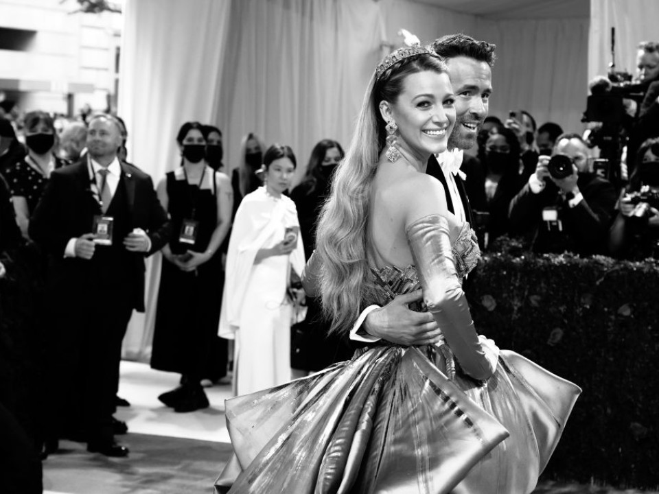 Blake Lively şi Ryan Reynolds, cuplul serii la MET Gala 2022. Blake a furat privirile cu o rochie Versace fabuloasă