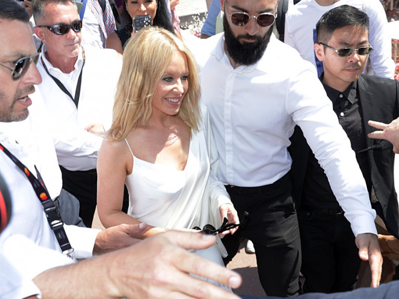 Kylie Minogue, în alb şi negru la Cannes