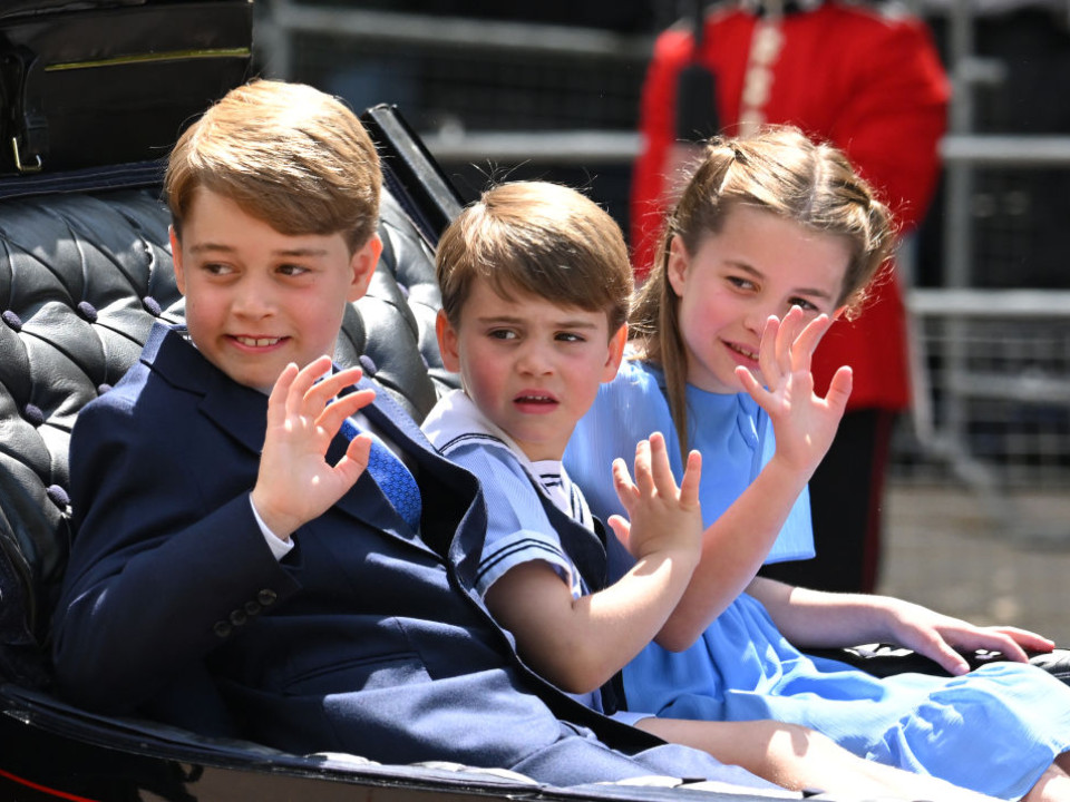 Parada Trooping the Colour: George, Charlotte şi Louis, în caleaşcă pe străzile Londrei