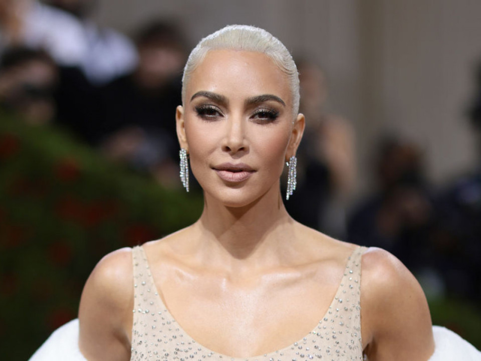Kim Kardashian ar fi deteriorat rochia iconică a lui Marilyn Monroe
