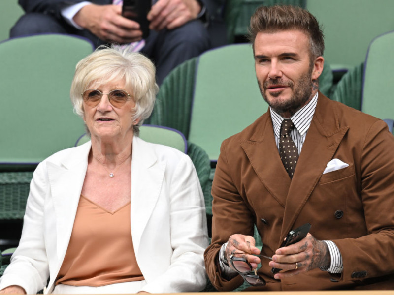 David Beckham, alături de mama lui la Wimbledon. Cei doi au asistat la meciul Simonei Halep cu Amanda Anisimova