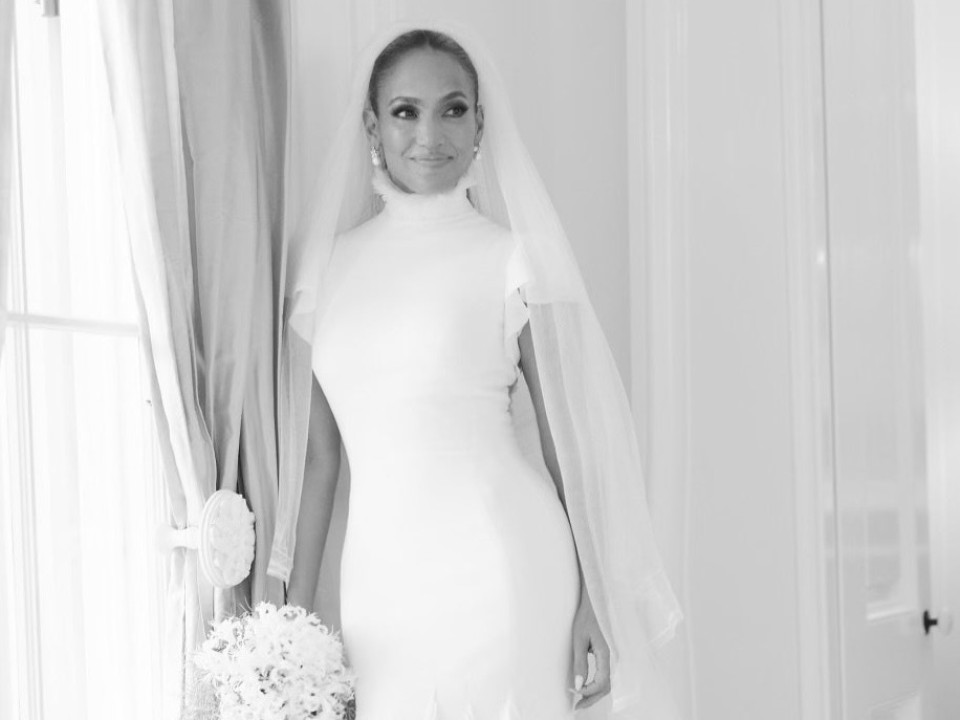 Povestea celor trei rochii de mireasă Ralph Lauren purtate de Jennifer Lopez