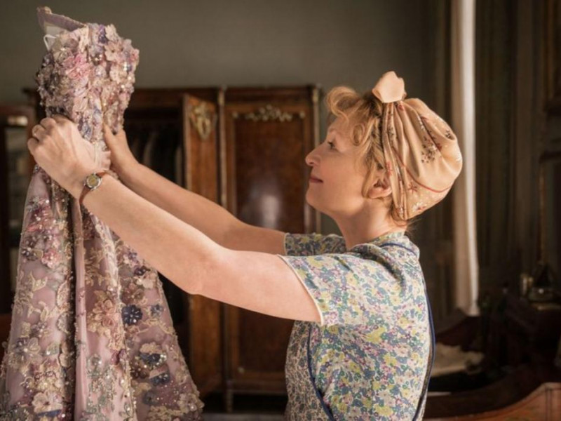 „Mrs. Harris Goes to Paris”: mitul reinterpretat al rochiei couture perfecte