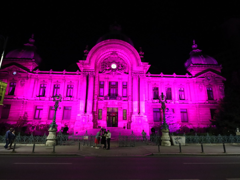 Palatul CEC a devenit ROZ pentru o seară, ca simbol al luptei împotriva cancerului de sân