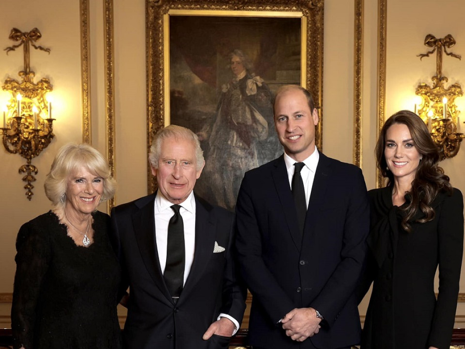 Fotografia oficială a Regelui Charles al III-lea alături de Camilla, Kate şi William