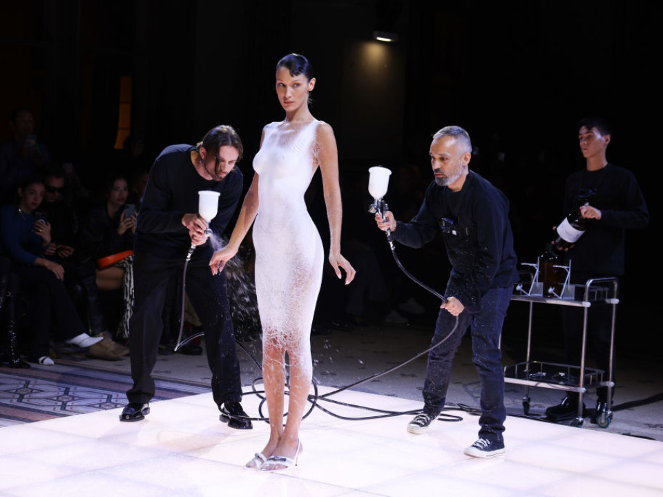 Rochia purtată de Bella Hadid la Săptămâna Modei de la Paris - Un moment memorabil din istoria modei