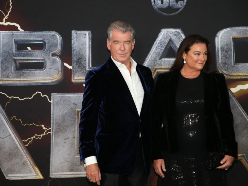 Pierce Brosnan şi soţia, la avanpremiera filmului “Black Adam”. Fostul James Bond îşi venerează partenera de viaţă