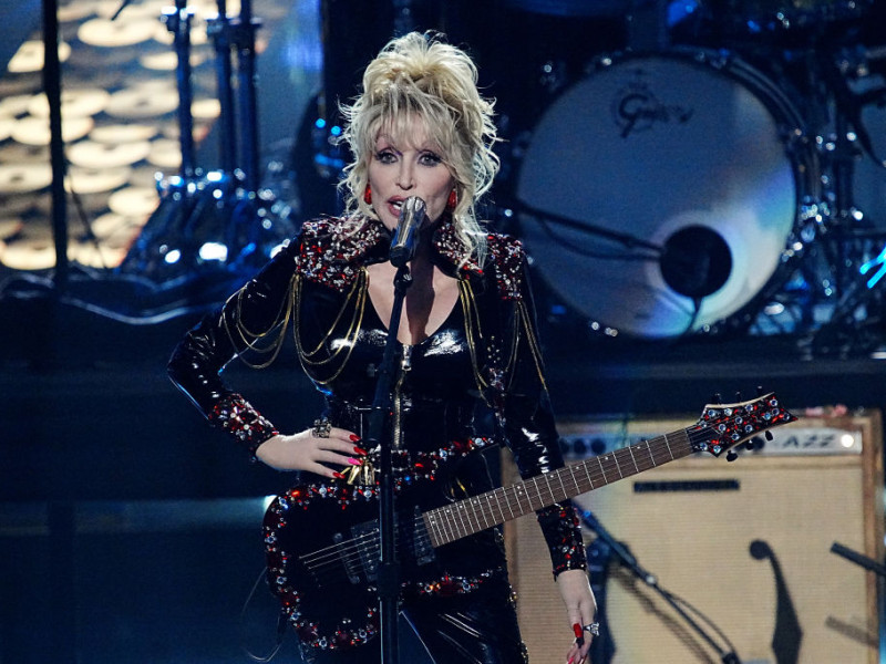 Dolly Parton şi Eurythmics, printre artiştii incluşi în Rock and Roll Hall of Fame 2022