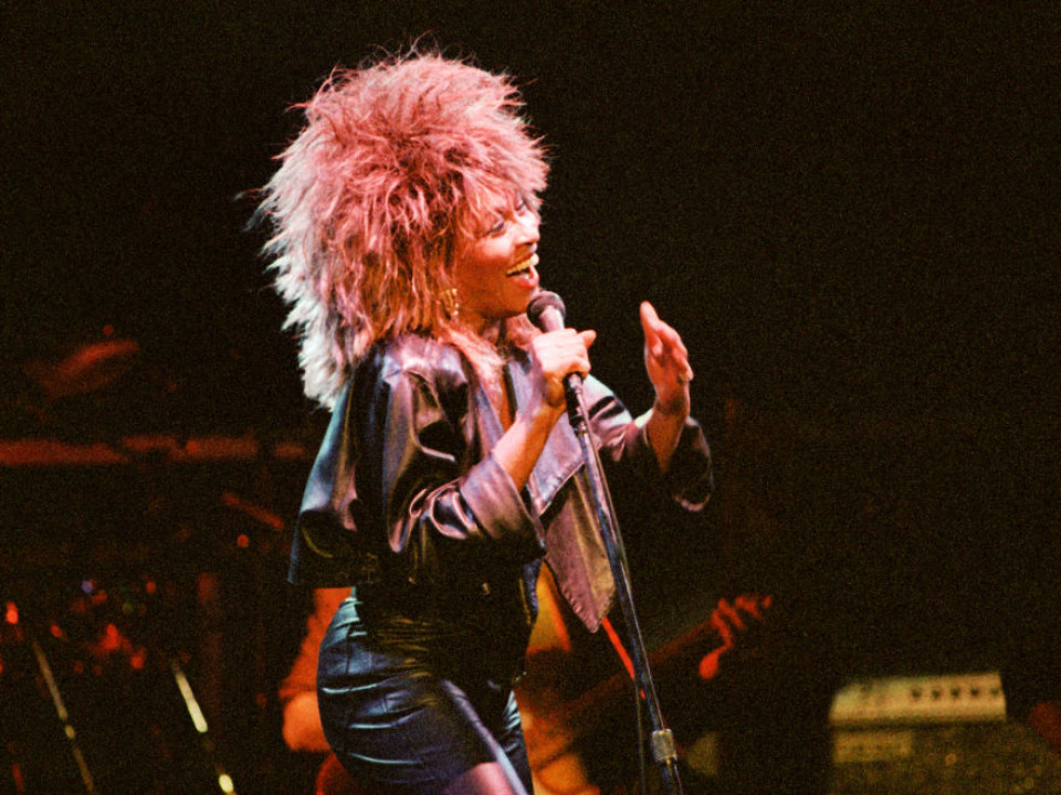 Tina Turner - Simply the best. Top ţinute iconice purtate de artistă