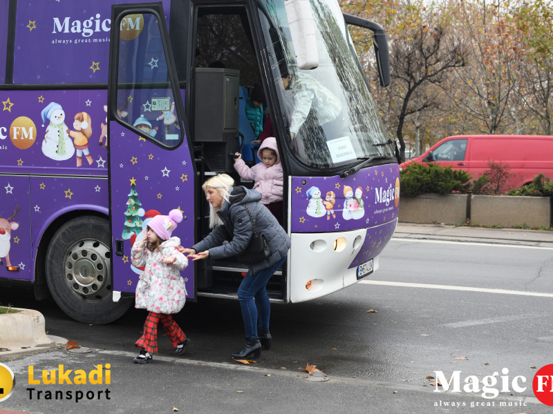 Serbări magice la Radioul lui Moş Crăciun unde copiii ajung cu un autocar ca din poveşti