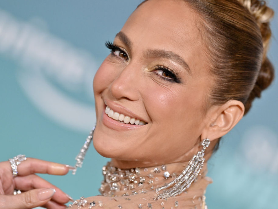 Jennifer Lopez, într-o rochie fabuloasă la premiera filmului “Shotgun Wedding”