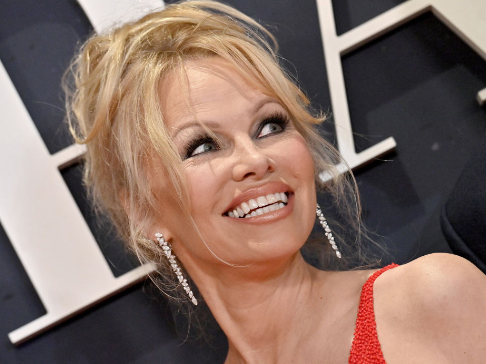 Pamela Anderson - La avanpremiera documentarului “Pamela, a love story” într-o rochie inspirată de costumul roşu de baie din “Baywatch”