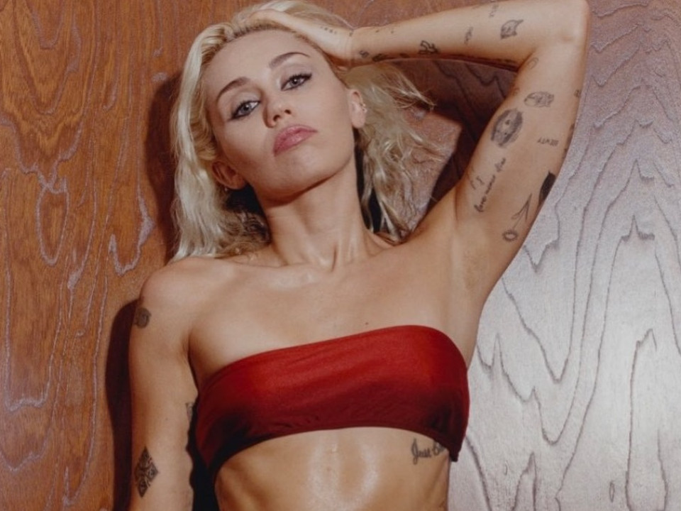 “Flowers”, melodia lui Miley Cyrus, este pentru a cincea săptămână pe locul 1 în Billboard
