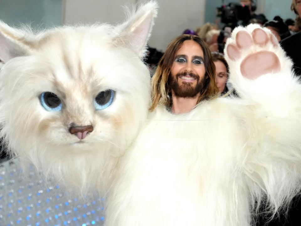 MET Gala 2023 - Jared Leto i-a onorat pe Karl Lagerfeld şi pe celebra lui pisică, Choupette