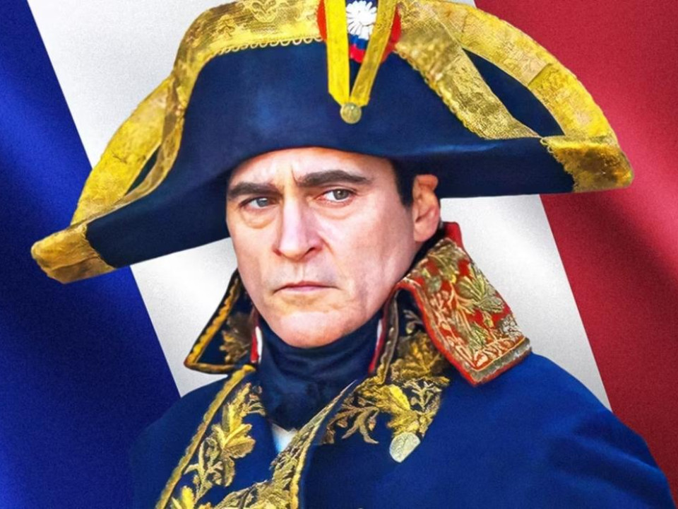 Joaquin Phoenix este pregătit să cucerească lumea în prima imagine din „Napoleon”