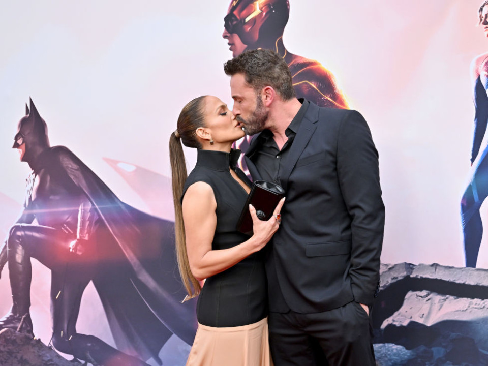 Jennifer Lopez şi Ben Affleck, mai îndrăgostiţi ca niciodată la avanpremiera “The Flash”