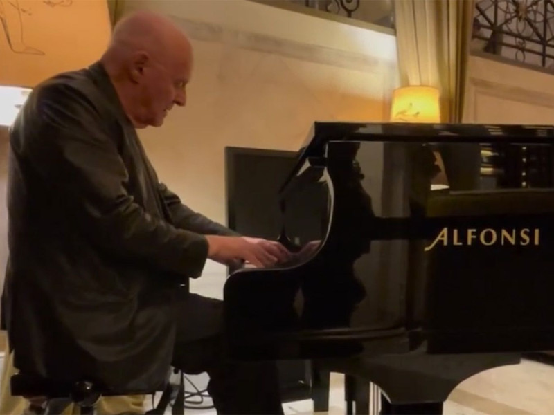 Sir Anthony Hopkins - Moment viral în care cântă la pian în holul unui hotel