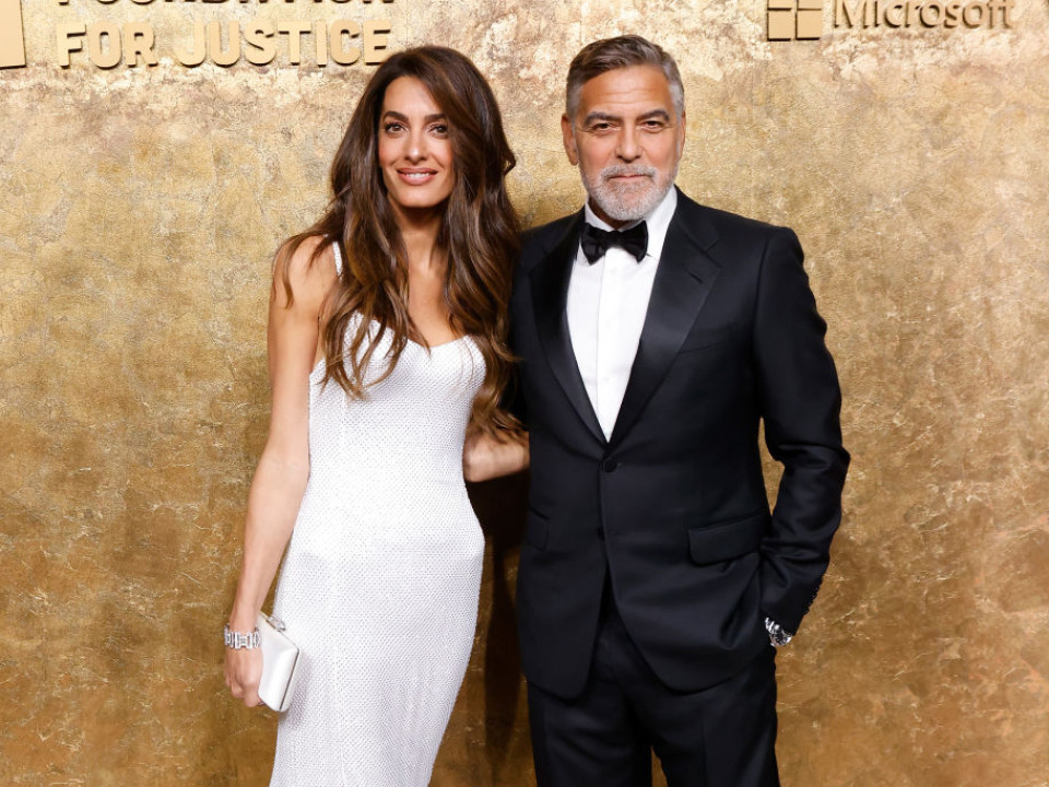 Amal şi George Clooney alături de prietenii lor la Biblioteca Publică din New York