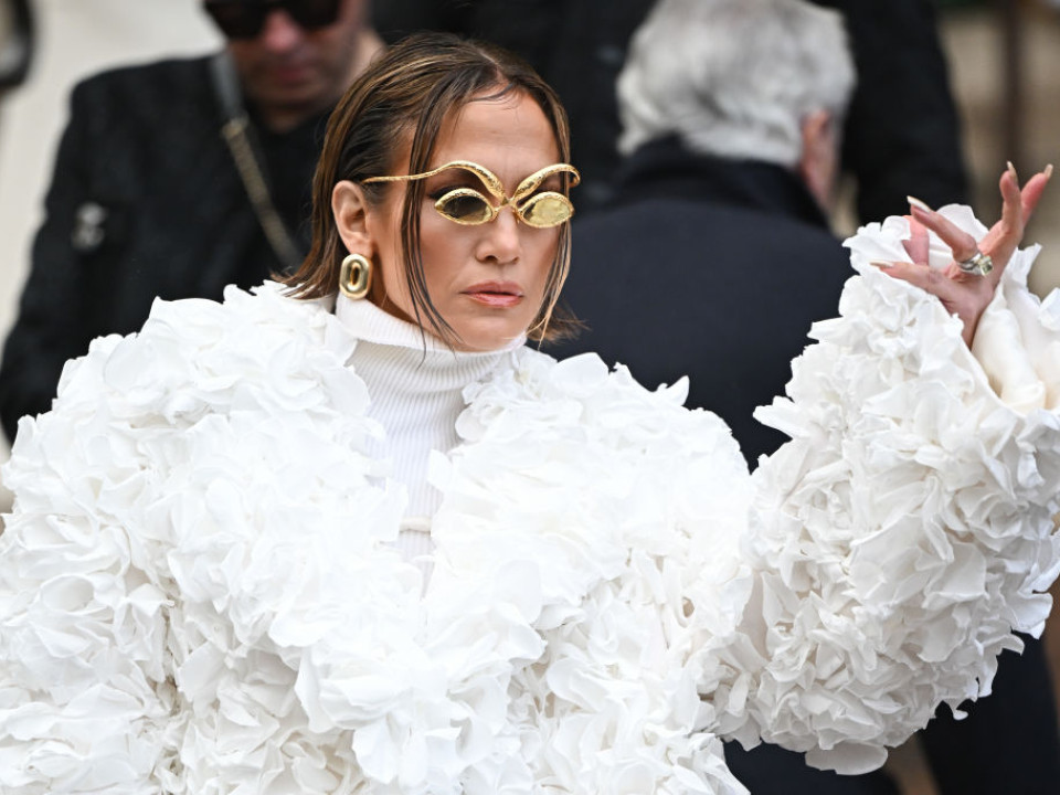 Jennifer Lopez a făcut senzaţie la prima sa apariţie de la Săptămâna Modei Haute Couture de la Paris