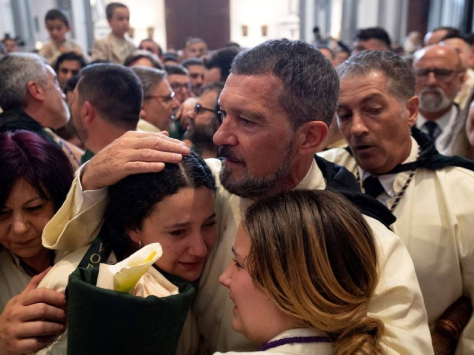 Imagini emoţionante cu Antonio Banderas la Malaga. Ploaia a oprit procesiunile din Săptămâna Sfântă la care participă