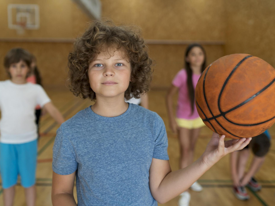 Ce are de câștigat mintea unui copil când face sport?